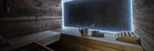 Saune mit Altholz. LED Beleuchtung und Schieferplatte für Rückwand